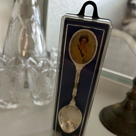 Stainless steel spoon with Queen Elizabeth II portray - Picture 1 of 1